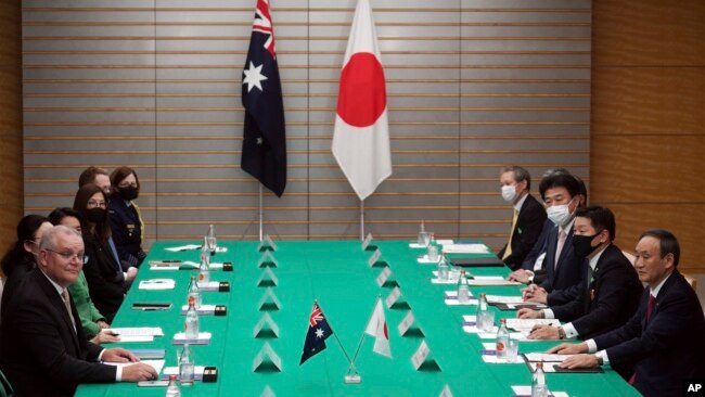 日本首相菅义伟（右）和澳大利亚总理莫里森（左）在东京就双边军队准入协定达成基本协议。（2020年11月17日）