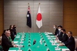 PM Australia Scott Morrison (kiri) beserta delegasi Australia dan PM Yoshihide Suga (kanan) beserta delegasi Jepang, dalam pertemuan bilateral di kediaman resmi Suga di Tokyo, Jepang, Selasa, 17 November 2020.