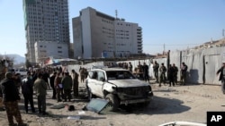 Polisi Afghanistan memeriksa lokasi serangan bom di Kabul, Afghanistan, Selasa, 15 Desember 2020. (Foto: AP)