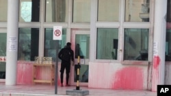 Un grupo anarquista se atribuyó la responsabilidad de arrojar pintura roja a la embajada de EE.UU. en Atenas, el lunes 7 de enero de 2019.