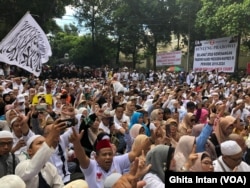 Para pendukung Prabowo pada acara syukuran kemenangan di kediamannya di Jl. Kertanegara, Jakarta, 19 April 2019. (Foto: VOA/Ghita)