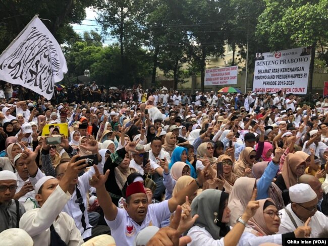 Para pendukung Prabowo pada acara syukuran kemenangan di kediamannya di Jl. Kertanegara, Jakarta, 19 April 2019. (Foto: VOA/Ghita)