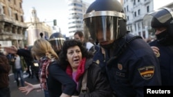 Người biểu tình bị cảnh sát đẩy đi trong cuộc đình công 24 giờ tại trung tâm Madrid, ngày 14/11/2012.