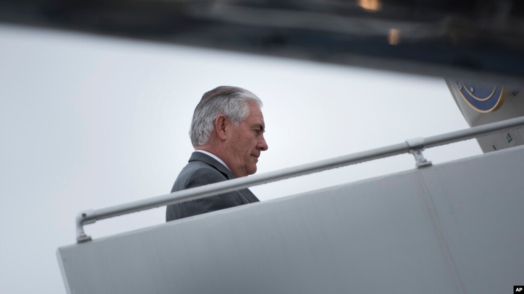 Ngoại trưởng Mỹ Rex Tillerson lên máy bay, rời hội nghị thượng đỉnh G-20 hôm 17/2.