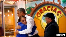 Barack Obama embrassant la propriétaire d'un restaurant mexicain, lors d'une visite à Nashville, Tennessee, pour un discours sur l'immigration, le 9 décembre 2014. ( REUTERS/Kevin Lamarque) 