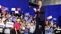 Presiden Donald Trump menyambut para pendukung di pawai "Make America Great Again," 10 Maret 2018, di Moon Township, Pennsylvania.
