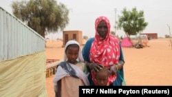 Aminetou Mint Yarg avec des membres de sa famille, Dar El Barka, Mauritanie, le 20 octobre 2018.