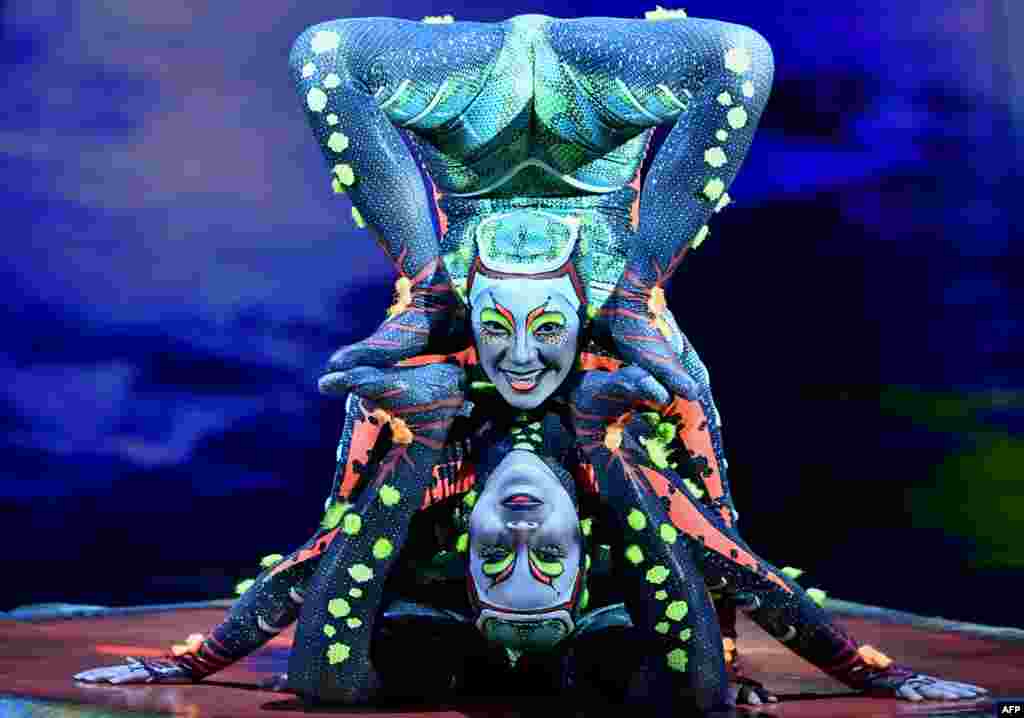 Dua seniman akrobat melakukan gladi resik pementasan &#39;Totem&#39;, menjelang pertunjukan sirkus &#39;Cirque du Soleil&#39; di Brussels, Belgia.