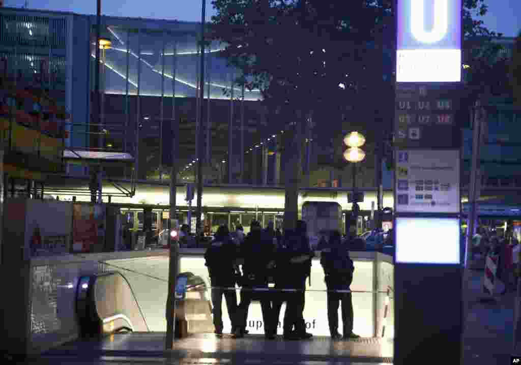 Special force police officers stand guard at an entrance of the main train station, following a shooting rampage at the Olympia shopping mall in Munich, Germany July 22, 2016. REUTERS/Michael Dalder 