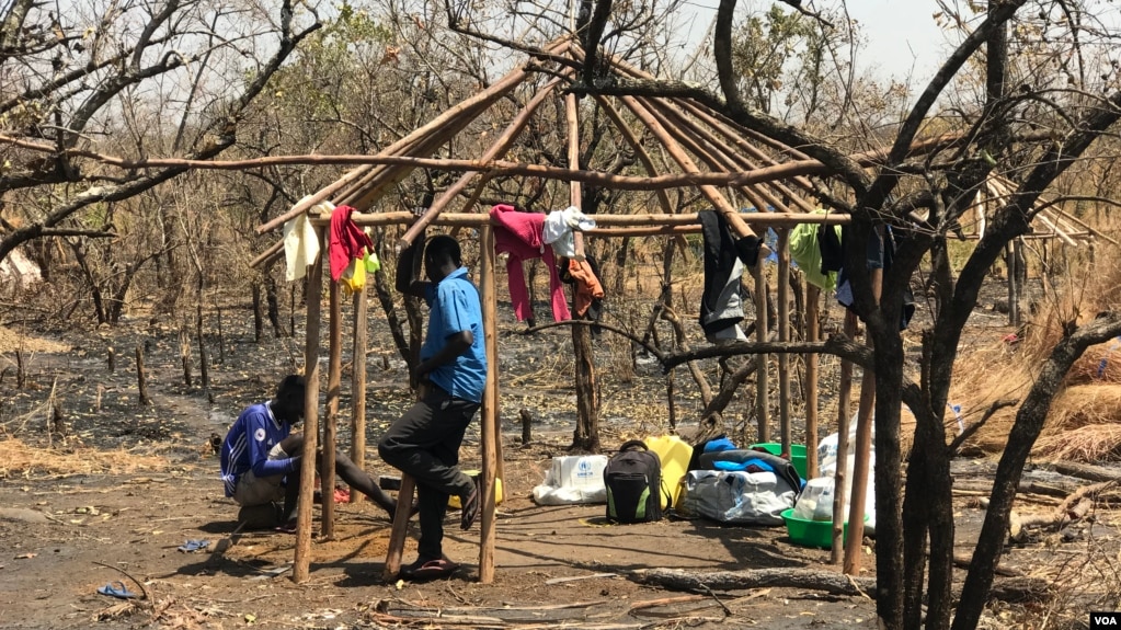 FILE - Two South Sudanese brothers build a hut at the Imvempi settlement in Arua district, Uganda, Jan. 30, 2018. (H. Athumani/VOA)