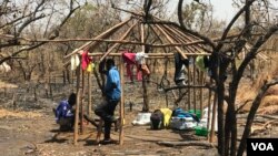 FILE - Two South Sudanese brothers build a hut at the Imvempi settlement in Arua district, Uganda, Jan. 30, 2018. (H. Athumani/VOA)