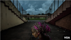 Une anonyme photographiée au stade national, où elle retournait pour la première fois depuis son arrestation par les forces de sécurité le 28 septembre 2009. Crédit FIDH/Tommy Trenchard