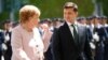 Kanselir Jerman Angela Merkel (kiri) menyambut Presiden Ukraina Volodymyr Zelenskiy di Berlin hari Selasa (18/6). 