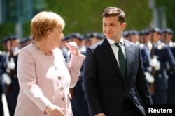 អ្នកស្រី​អធិការបតី​អាល្លឺម៉ង់​ Angela Merkel ជួប​ជាមួយ​នឹង​លោក​ប្រធានាធិបតី​អ៊ុយក្រែន Volodymyr Zelenskiy នៅ​ក្នុង​ក្រុង​បែរឡាំង ប្រទេស​អាល្លឺម៉ង់ កាលពី​ថ្ងៃទី១៨​ ខែមិថុនា ឆ្នាំ២០១៩។