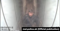 На кадрі відео поліції видно як особа відома як "Боширов" прибуває до лондонського аеропорту