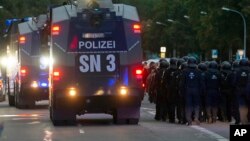 Polisi Jerman siaga dalam aksi protes oleh kelompok ultra kanan atas kejahatan oleh para migran di Chemnitz, Jerman. 