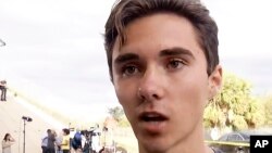 Esta imagen tomada de un video muestra a David Hogg, uno de los sobrevivientes del tiroteo en la escuela Marjory Stoneman Douglas de Parkland, Florida, que dejó 17 estudiantes y maestros muertos y más de una docena heridos el 14 de febrero de 2018.