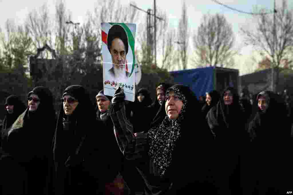 Iranians chant slogans as they march in support of the government near the Imam Khomeini grand mosque in the capital Tehran, Iran, Dec. 30, 2017. Tens of thousands of regime supporters marched in cities across Iran in a show of strength for the regime after two days of angry protests directed against the country&#39;s religious rulers.