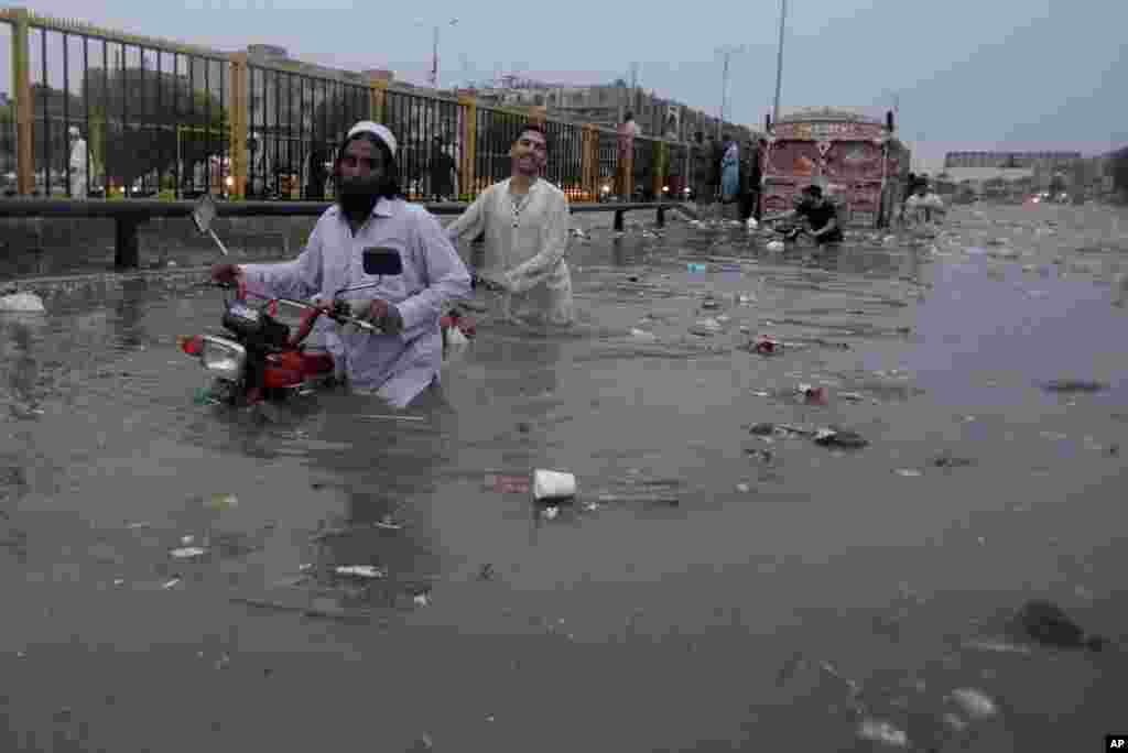 لوگوں کا کہنا ہے کہ کراچی میں ہر بارش کے بعد کراچی کو اسی صورت حال کا سامنا کرنا پڑتا ہے، لیکن&nbsp; اس مسئلے کے مستقل حل پر کوئی توجہ نہیں دی جاتی۔