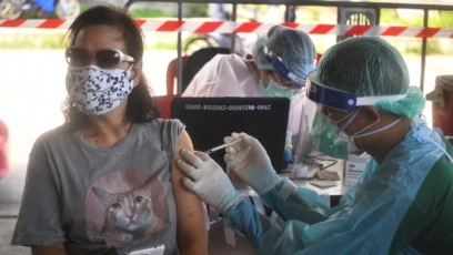 Người dân Bangkok, Thái Lan, được tiêm vaccine COVID-19 AstraZeneca. 