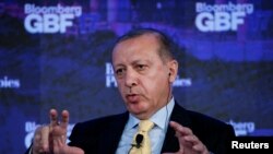 Le président de la Turquie Recep Tayyip Erdogan lors du Forum de Bloomberg sur le business mondial à New York, 20 septembre 2017 (REUTERS/Brendan McDermid).