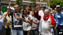 Сторонники низложенного президента Египта Мохаммеда Мурси. Пригород Каира. 7 июля 2013 г.