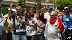 Kahire'nin banliyölerinden Nasır City'de gösteri yapan Mursi yandaşları