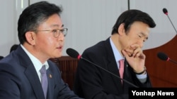 홍용표 한국 통일부 장관(왼쪽)이 15일 오후 국회에서 열린 외교통일위원회 전체회의에 출석, 의원들의 질의에 답변하고 있다. 오른쪽은 윤병세 외교장관.