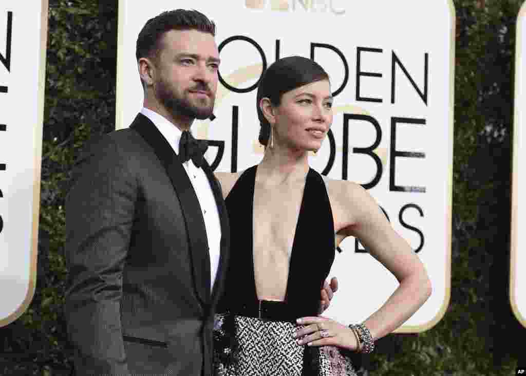 Pasangan selebriti Justin Timberlake (kiri) dan Jessica Biel&nbsp;tiba di tempat penyelenggaraan Golden Globe Awards ke-74 di Beverly Hilton Hotel (8/1) di Beverly Hills, California. (Jordan Strauss/Invision/AP)