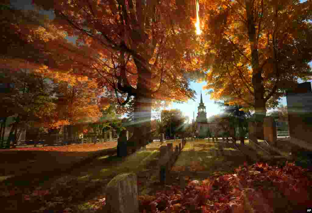 Daun-daun berganti warna di musim gugur menghiasi lingkungan gereja di Cumberland, negara bagian Maine, AS.