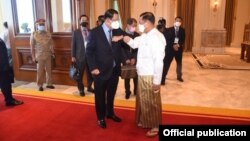နေပြည်တော် သံတမန်ခန်းမမှာ တွေ့ဆုံတဲ့ ကမ္ဘောဒီးယားဝန်ကြီးချုပ် ဟွန်ဆန်နဲ့ ဗိုလ်ချုပ်မှူးကြီးမင်းအောင်လှိုင်။ (ဇန်နဝါရီ ၇၊ ၂၀၂၂။ ဓာတ်ပုံ - စစ်ကောင်စီပြန်ကြားရေးအဖွဲ့)