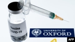 Gambar ilustrasi file ini diambil di Paris pada tanggal 23 November 2020 menunjukkan jarum suntik dan botol bertuliskan "Vaksin Covid-19" di sebelah logo perusahaan AstraZeneca dan Universitas Oxford. (Foto: AFP)