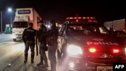 Des membres de la police militaire du Brésil et de la police de Sao Paulo sur la route de Sao Bernardo do Campo, le 26 Mai 2018.