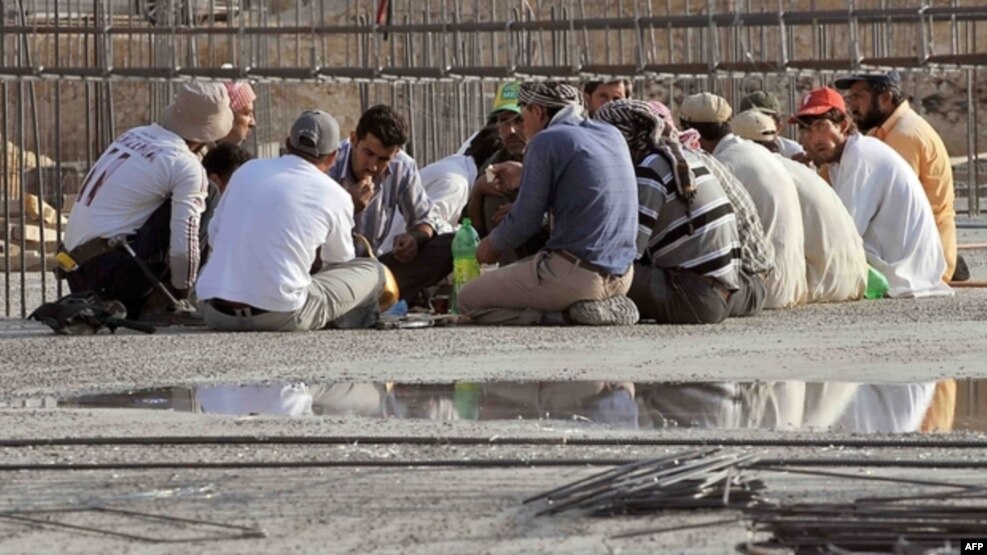 ေဆာ္ဒီအာေရဗ်ႏိုင္ငံ ၿမိဳ႕ေတာ့္ Riyadh က ေဆာက္လုပ္ေရးလုပ္ငန္းခြင္မွ ႏိုင္ငံျခားသားအလုပ္သမားမ်ား မနက္စာ စားေနၾကစဥ္