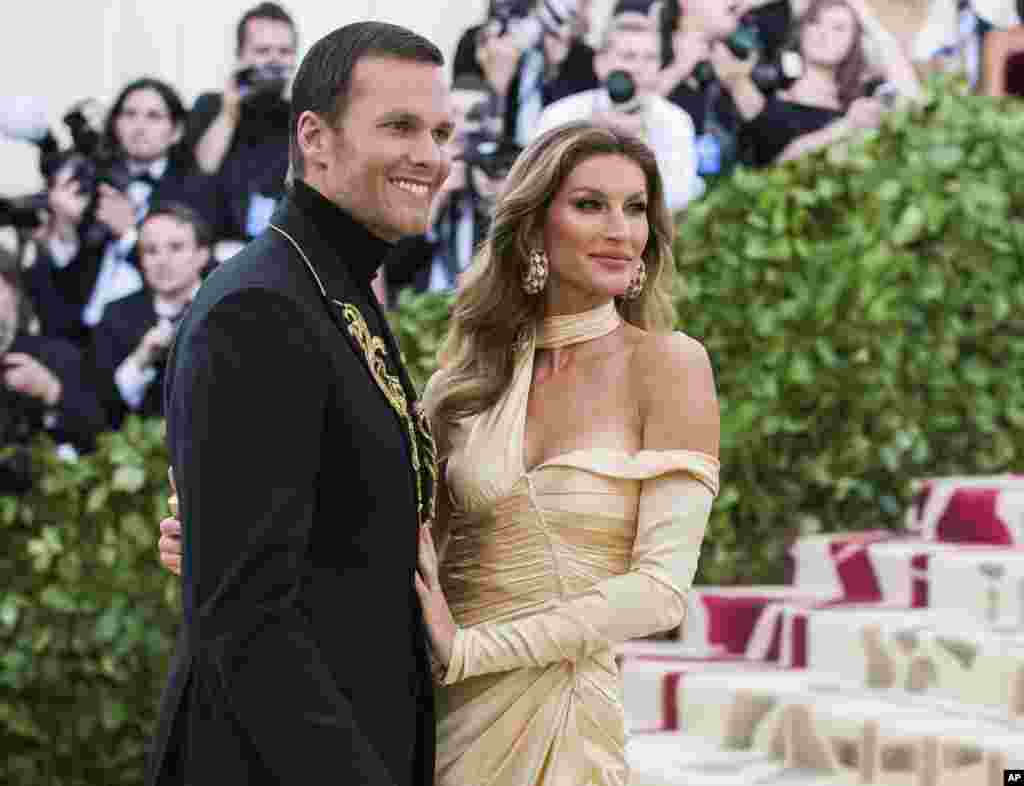 American football player Tom Brady and wife, Brazilian model and actor Gisele Bündchen, attend The Metropolitan Museum of Art&#39;s Costume Institute benefit gala celebrating the opening of the Heavenly Bodies: Fashion and the Catholic Imagination exhibition on Monday, May 7, 2018, in New York. (Invision/AP)