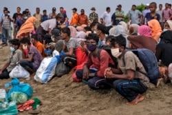 အင်ဒိုနီးရှားနိုင်ငံ Aceh ခရိုင် ကမ်းလွန်ပင်လယ်ပြင်မှာ မျောနေတဲ့ စက်လှေပေါ်က ကယ်ဆယ်ခဲ့တဲ့ ရိုဟင်ဂျာဒုက္ခသည် တချို့။ (ဇွန် ၂၅၊ ၂၀၂၀)