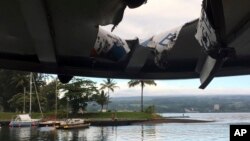 Dalam foto yang dirilis oleh Departemen Lahan dan Sumberdaya Alam Hawaii menunjukkan kerusakan pada atap kapal wisata setelah sebuah letusan melontarkan material vulkanis hingga mengenai atap kapal yang berlayar di lepas pantai Big Island, Hawaii, 16 Juli 2018.

