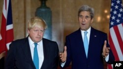 Menlu Inggris Boris Johnson (kiri) dan Menlu Amerika John Kerry memberikan konferensi pers bersama di London, Inggris hari Minggu (16/10).