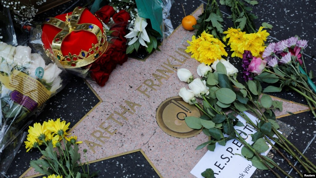 "Es difÃ­cil concebir un mundo sin ella", dijo Barbra Streisand ante el fallecimiento de Aretha Franklin. En el Paseo de la Fama en Los Angeles, la estrella de la artista estÃ¡ llena de flores y fotos, el jueves 16 de agosto de 2018. Foto: Reuters.