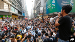 Sinh viên biểu tình phát biểu tại một ngã tư ở trung tâm Mong Kok, Hong Kong.