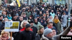 ဂျာမနီနိုင်ငံ Magdeburg မြို့မှာ ကိုဗစ်ကူးစက်မှု ထိန်းချုပ်ဖို့ ရည်ရွယ်တဲ့ စည်းကမ်းတွေကို ကန့်ကွက်ဆန္ဒပြနေသူများ။ (ဇန်နဝါရီ ၈၊ ၂၀၂၂)