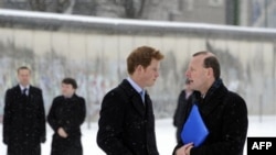 Princi Harry i Britanisë viziton Murin e Berlinit