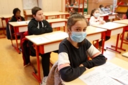 Anak-anak sekolah, sebagian mengenakan masker belajar di ruang kelas di sekolah Strasbourg, Perancis timur, 14 Mei 2020. (FOto: dok).