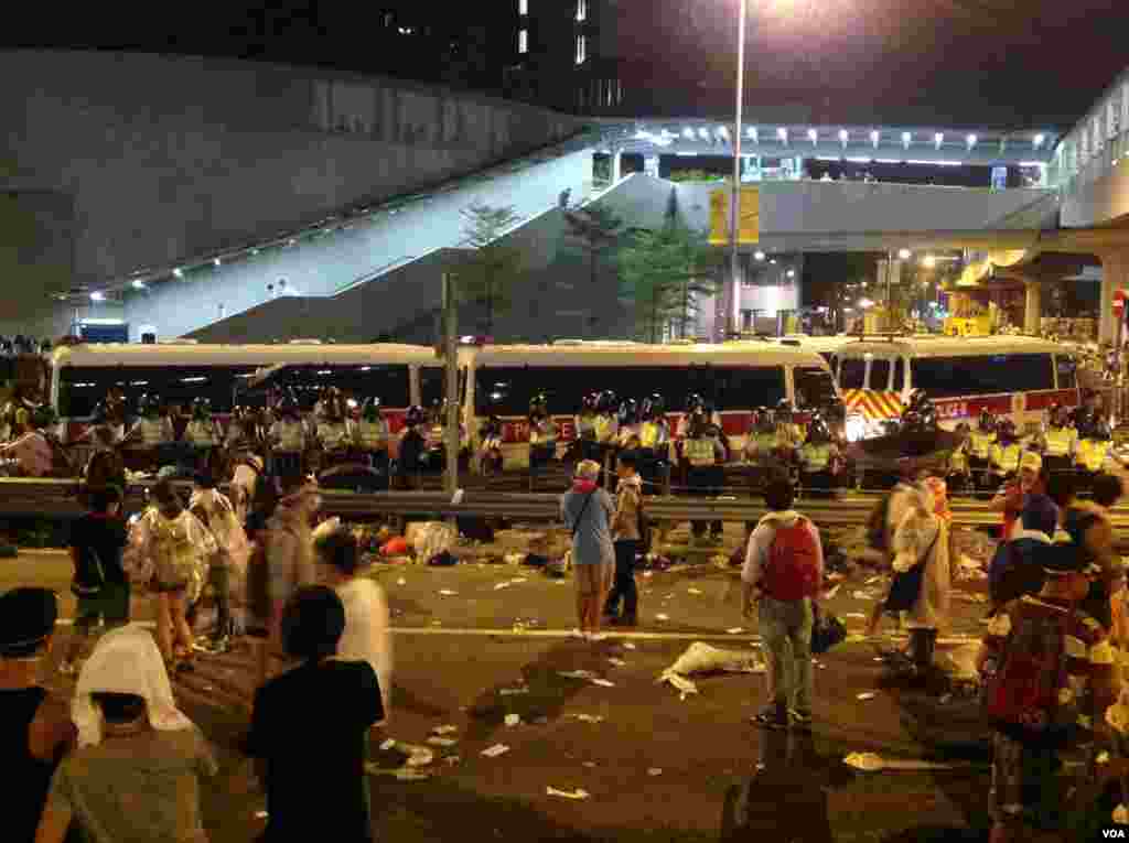 Manifestantes permanecieron durante la noche en las calles, durmiendo en lugares públicos y se rehusaban a abandonar las vías. [Foto: Hai Yan, VOA Mandarin]. 