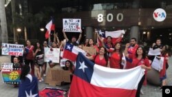 Manifestantes frente al consulado de Chile en Miami pidieron el cese de la violencia en el país (Antoni Belchi/23 de octubre de 2019)