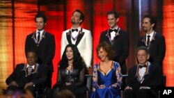 Los galardonados con los premios del Kennedy Center: en primera fila desde la izquierda, Wayne Shorter, Cher, Reba McEntire y Philip Glass; detrás, los co-creadores de "Hamilton": Thomas Kail, Lin-Manuel Miranda, Andy Blankenbuehler y Alex Lacamoire. Washington, D.C., 2/12/18.