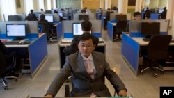 Para mahasiswa Korea Utara menggunakan internet di perpustakaan universitas Kim Il Sung, di Pyongyang (foto: dok).