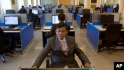 지난 2013년 평양 김일성종합대학 컴퓨터실에서 학생들이 인터넷 검색을 하고 있다. (자료사진)