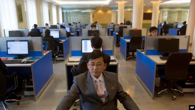북한 평양 시내 김일성대학교 컴퓨터실 이용자들이 전산망을 활용하고 있다. (자료사진)