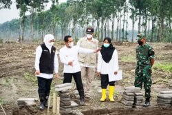 Gubernur Jatim Khofifah Indar Parawansa (paling kiri) didampingi sejumlah pejabat lokal meninjau lokasi calon huntara korban Semeru, Rabu (5/1). (Foto: Pemkab Lumajang)